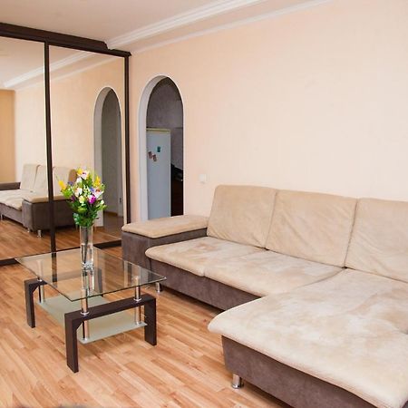 Semi Luxury Apt On Yatsenka 8 Near Intourist Hotel Zaporizhia エクステリア 写真