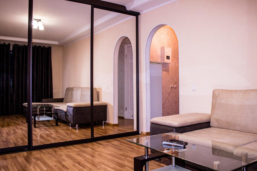 Semi Luxury Apt On Yatsenka 8 Near Intourist Hotel Zaporizhia エクステリア 写真