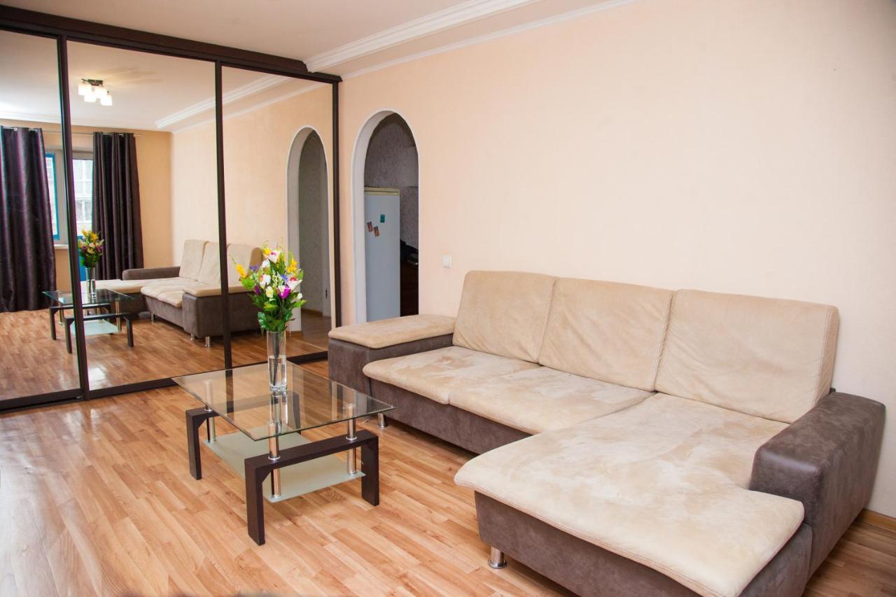 Semi Luxury Apt On Yatsenka 8 Near Intourist Hotel Zaporizhia エクステリア 写真