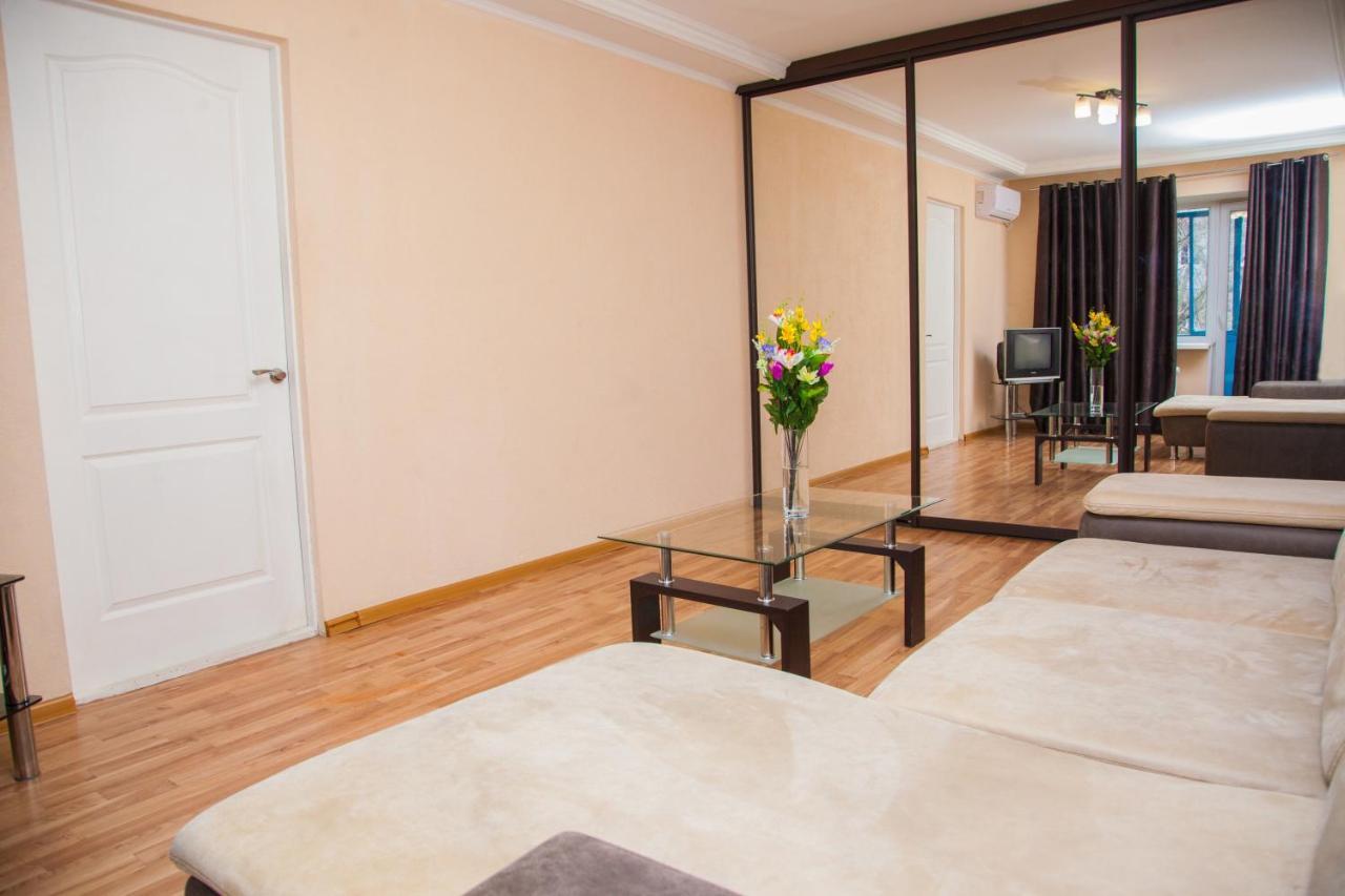 Semi Luxury Apt On Yatsenka 8 Near Intourist Hotel Zaporizhia エクステリア 写真
