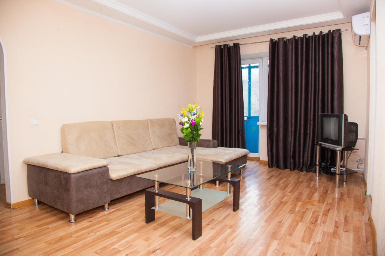 Semi Luxury Apt On Yatsenka 8 Near Intourist Hotel Zaporizhia エクステリア 写真
