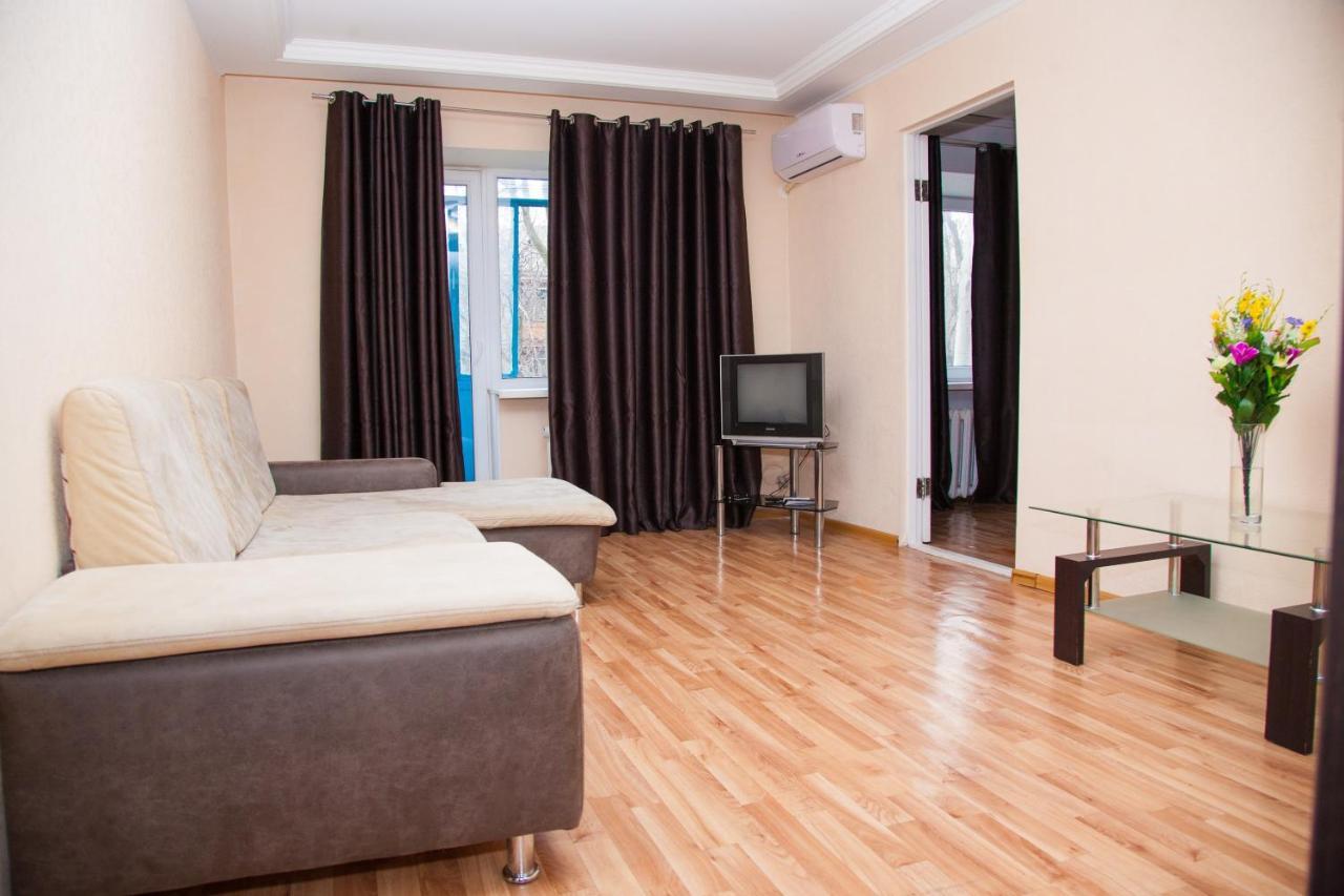 Semi Luxury Apt On Yatsenka 8 Near Intourist Hotel Zaporizhia エクステリア 写真